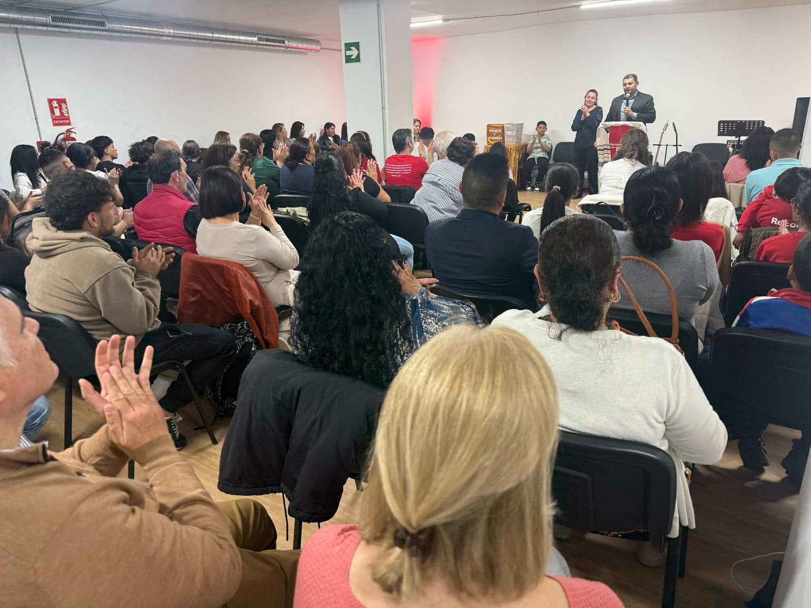 La congregación reunida durante un culto en Barcelona