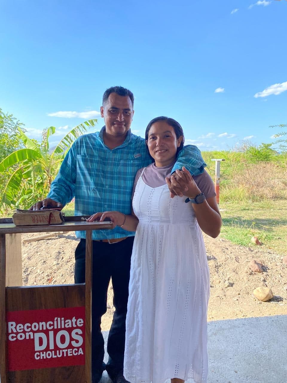 Los pastores de la iglesia de Choluteca junto al púlpito, al aire libre