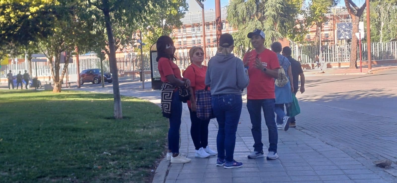 Miembros de la iglesia de Guadalajara reunidos en la calle