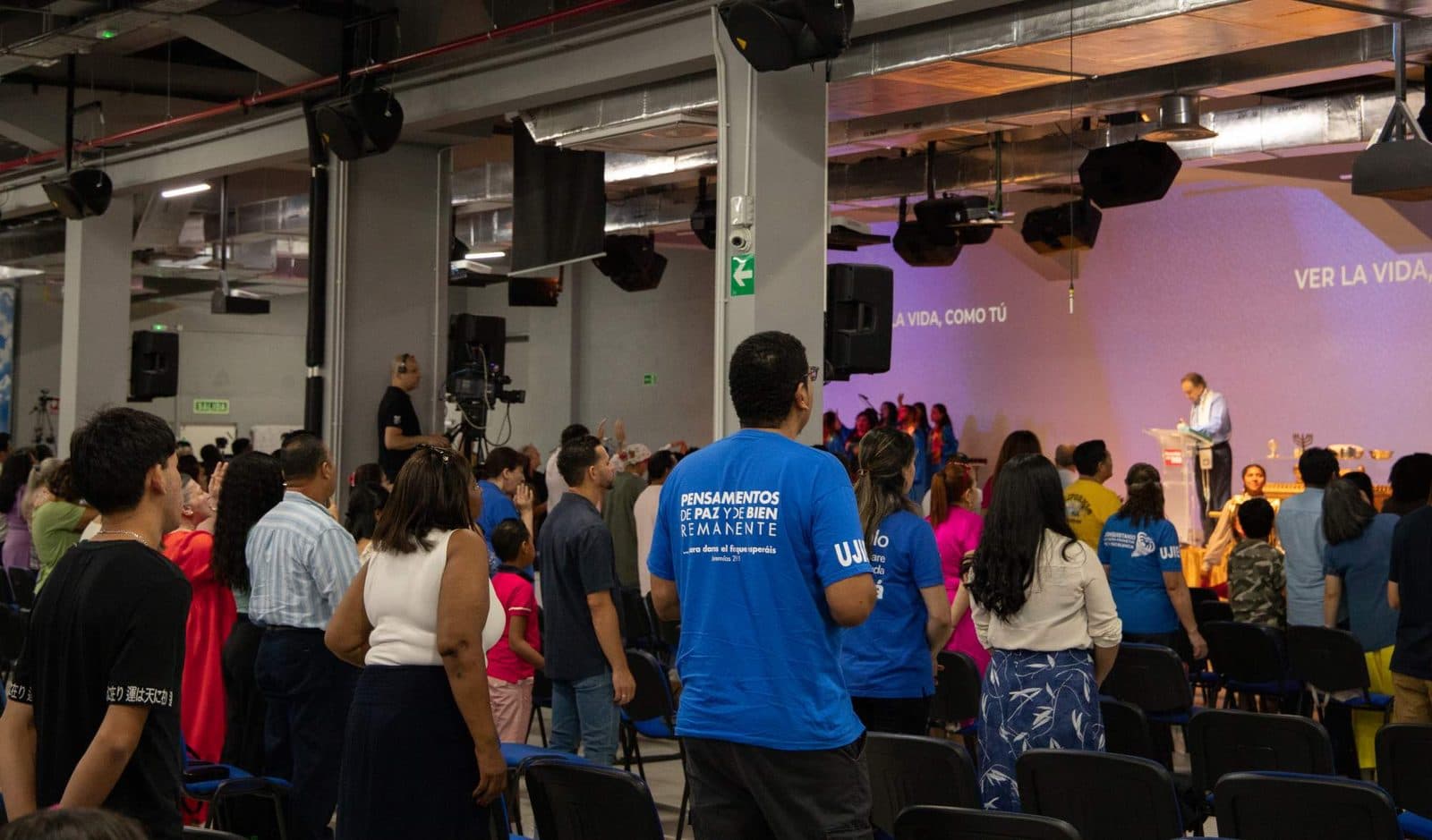 La sala llena durante un culto en la iglesia de Madrid