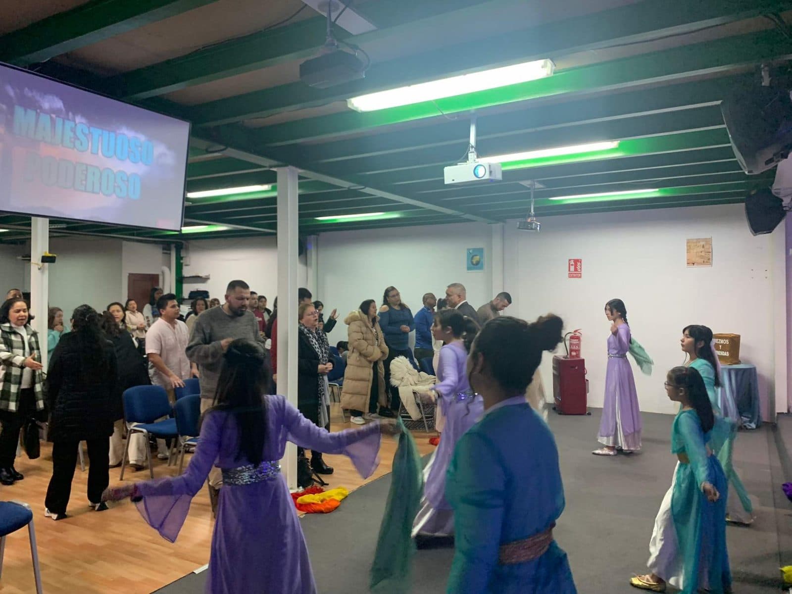 Danza durante un culto en el local de la iglesia de Salamanca