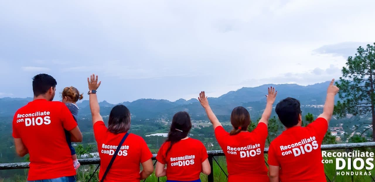 Equipo de Reconcíliate con DIOS en Honduras contemplando el valle