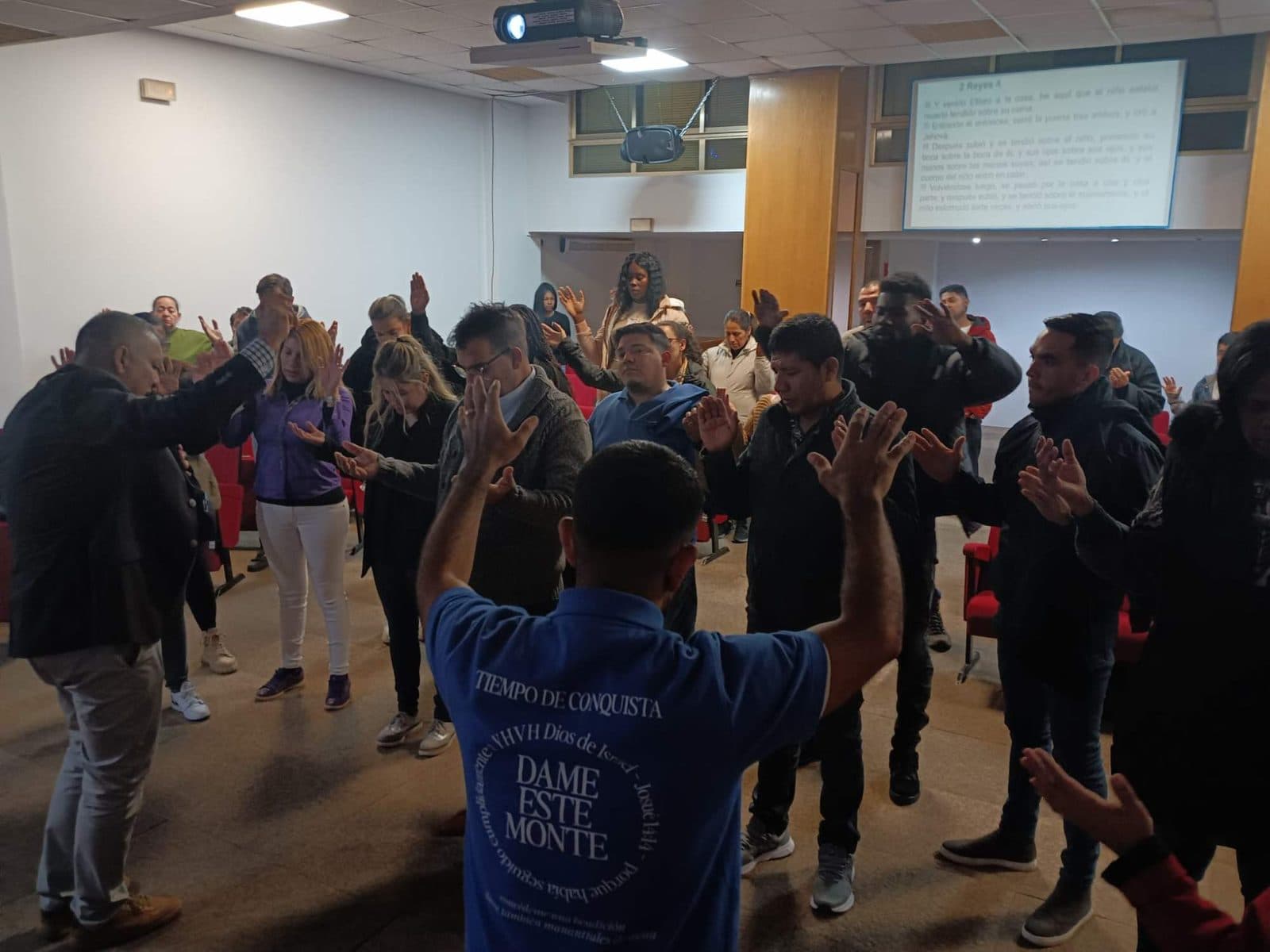 Personas con las manos alzadas durante la alabanza en Valladolid