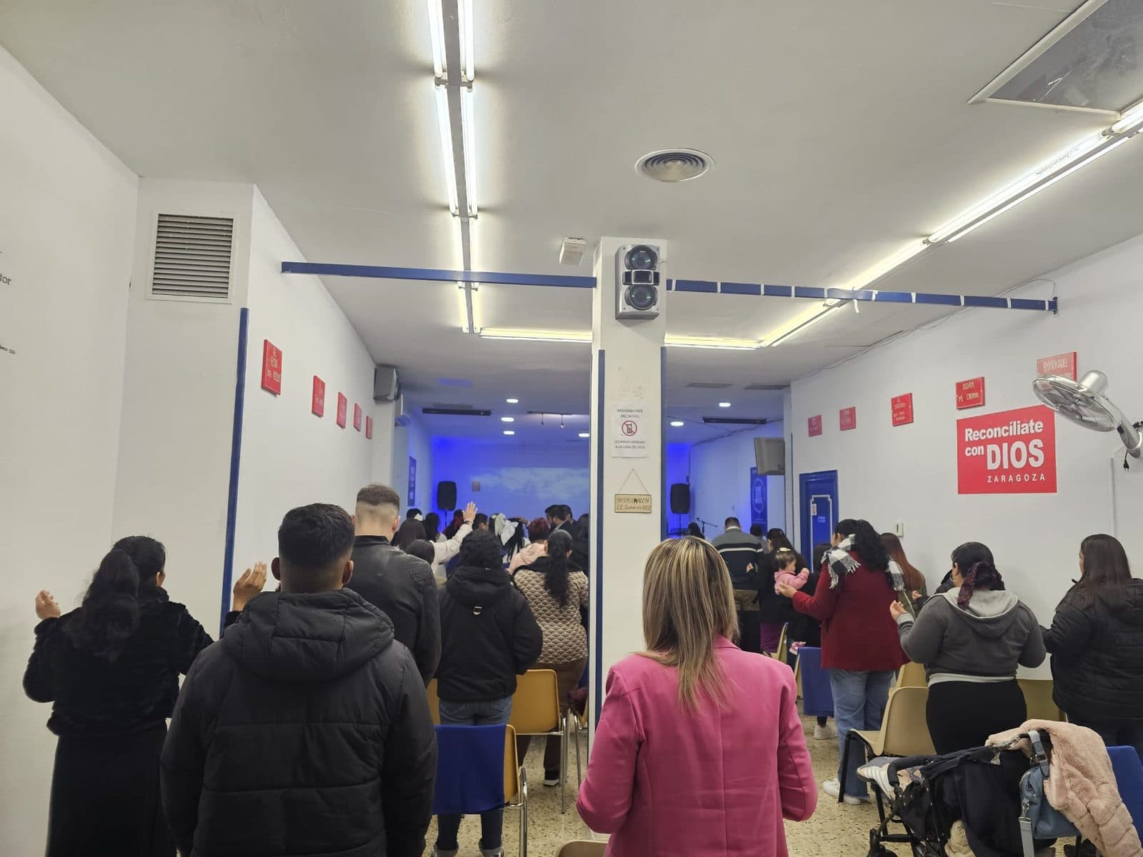 Personas reunidas en el local de la iglesia de Zaragoza