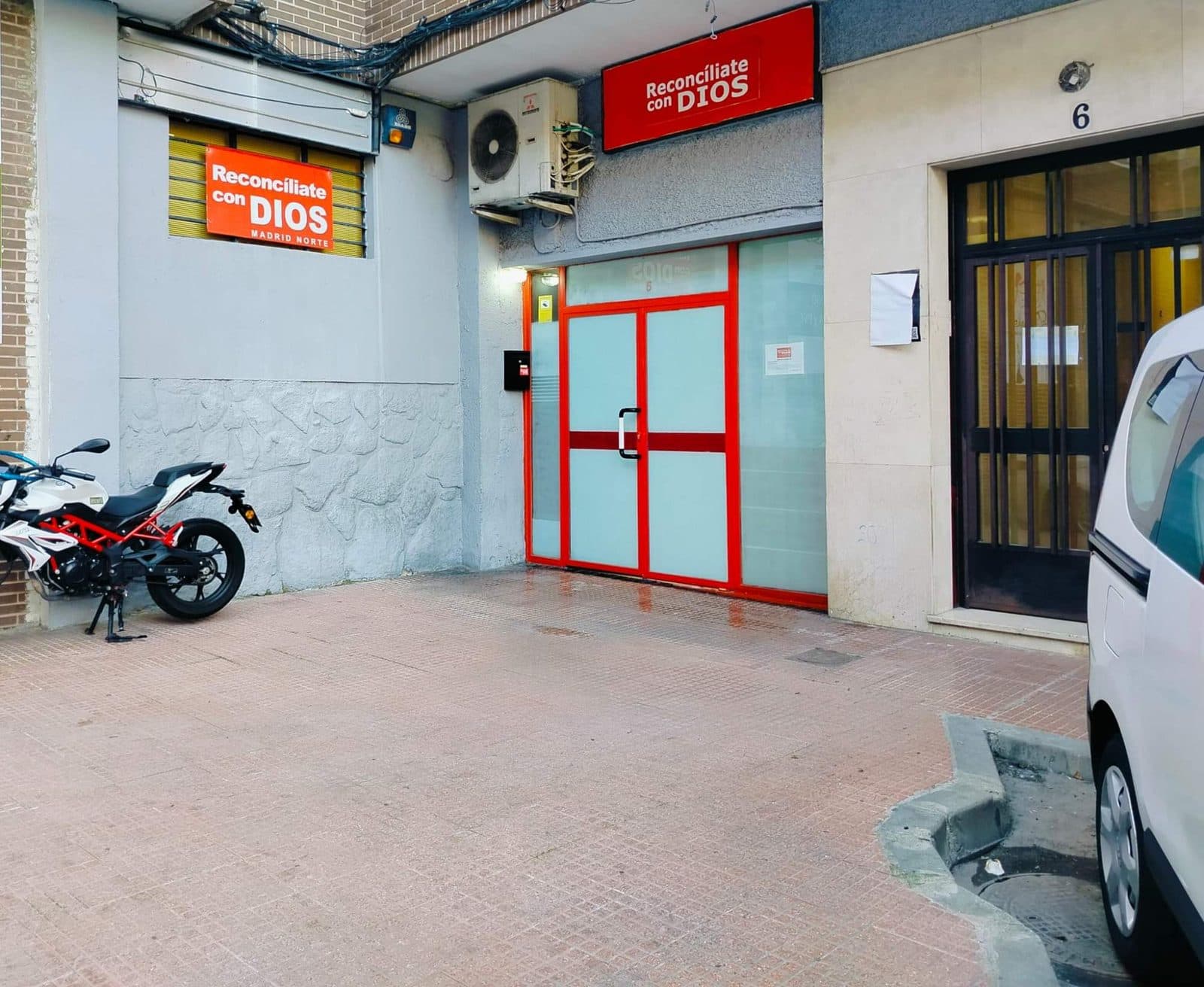 Entrada del local de la iglesia en Alcobendas, con el rótulo en la fachada