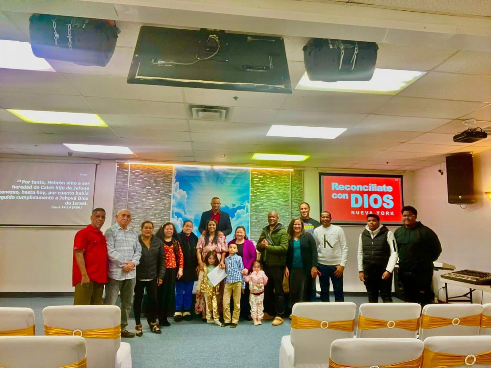 Miembros de la iglesia de Long Island reunidos en el local