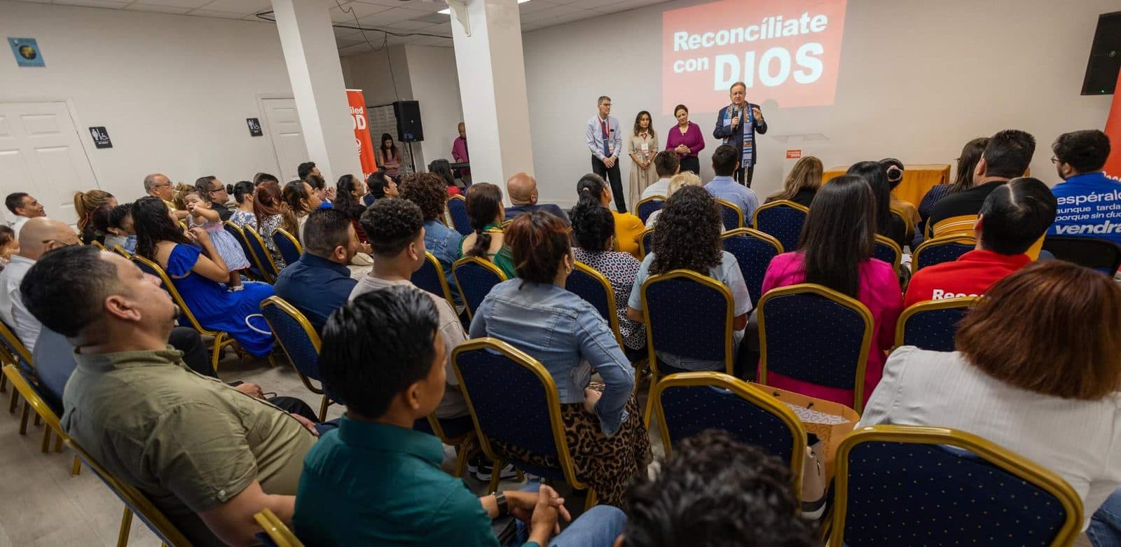 La congregación durante un culto en la iglesia de Miami