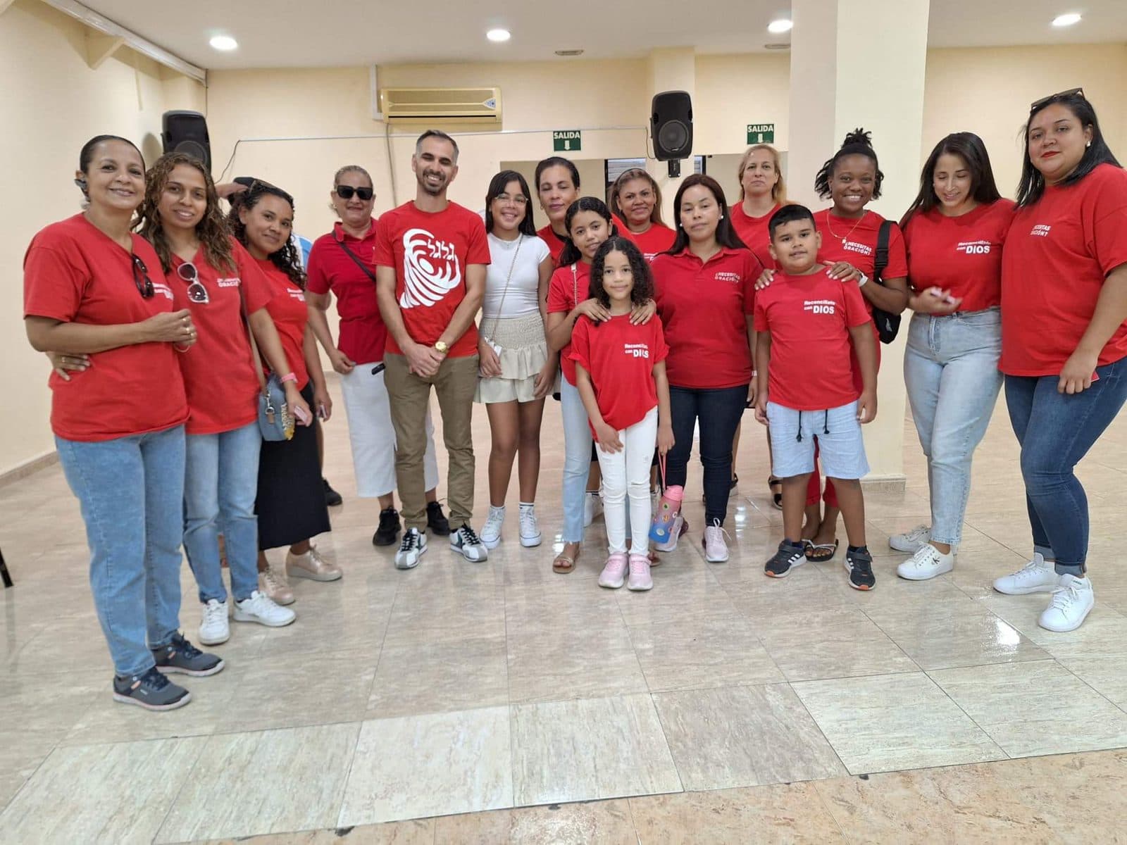 El equipo de la iglesia de Murcia con las camisetas de la sede