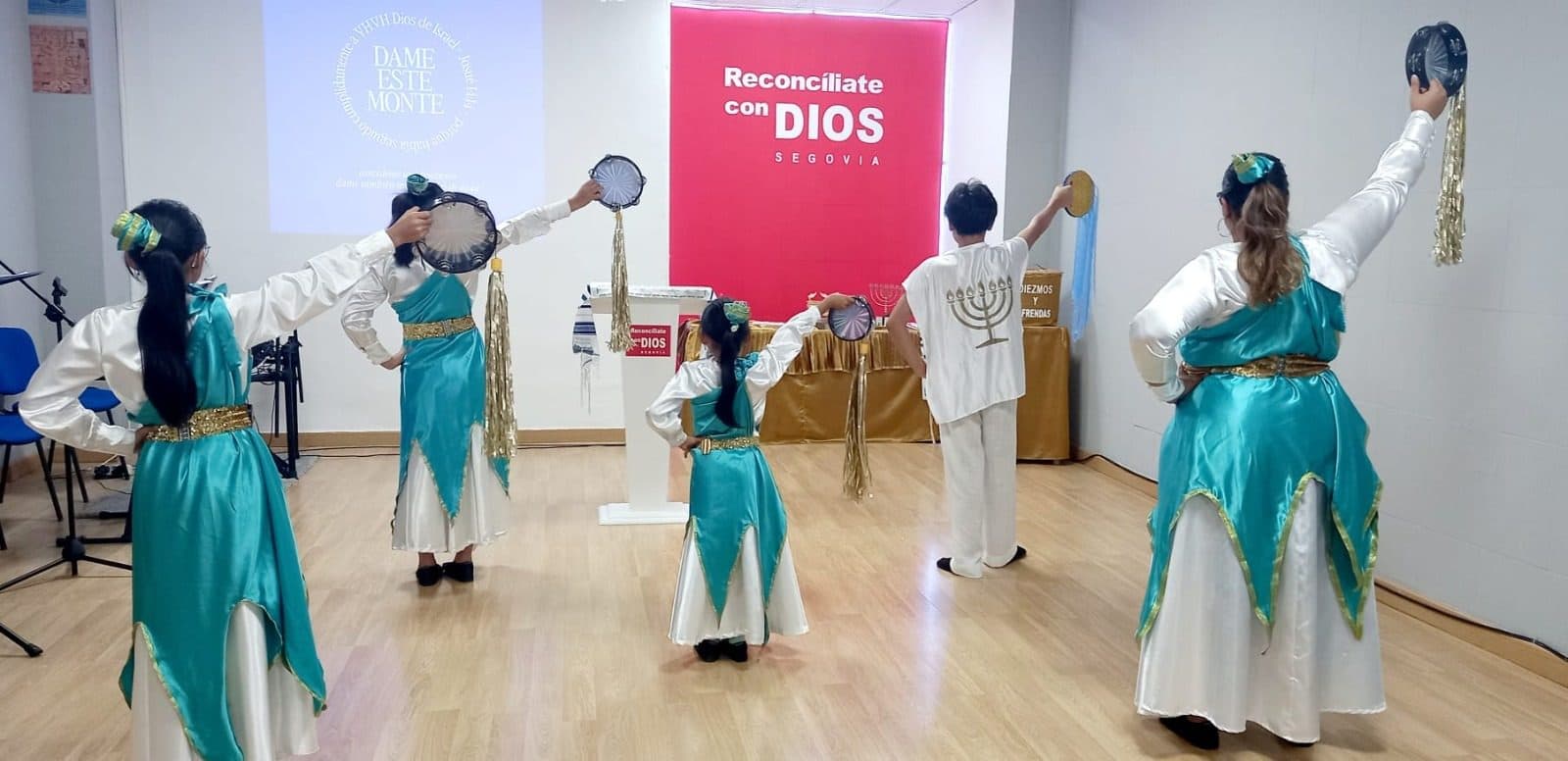 Danza con panderos durante un culto en la iglesia de Segovia