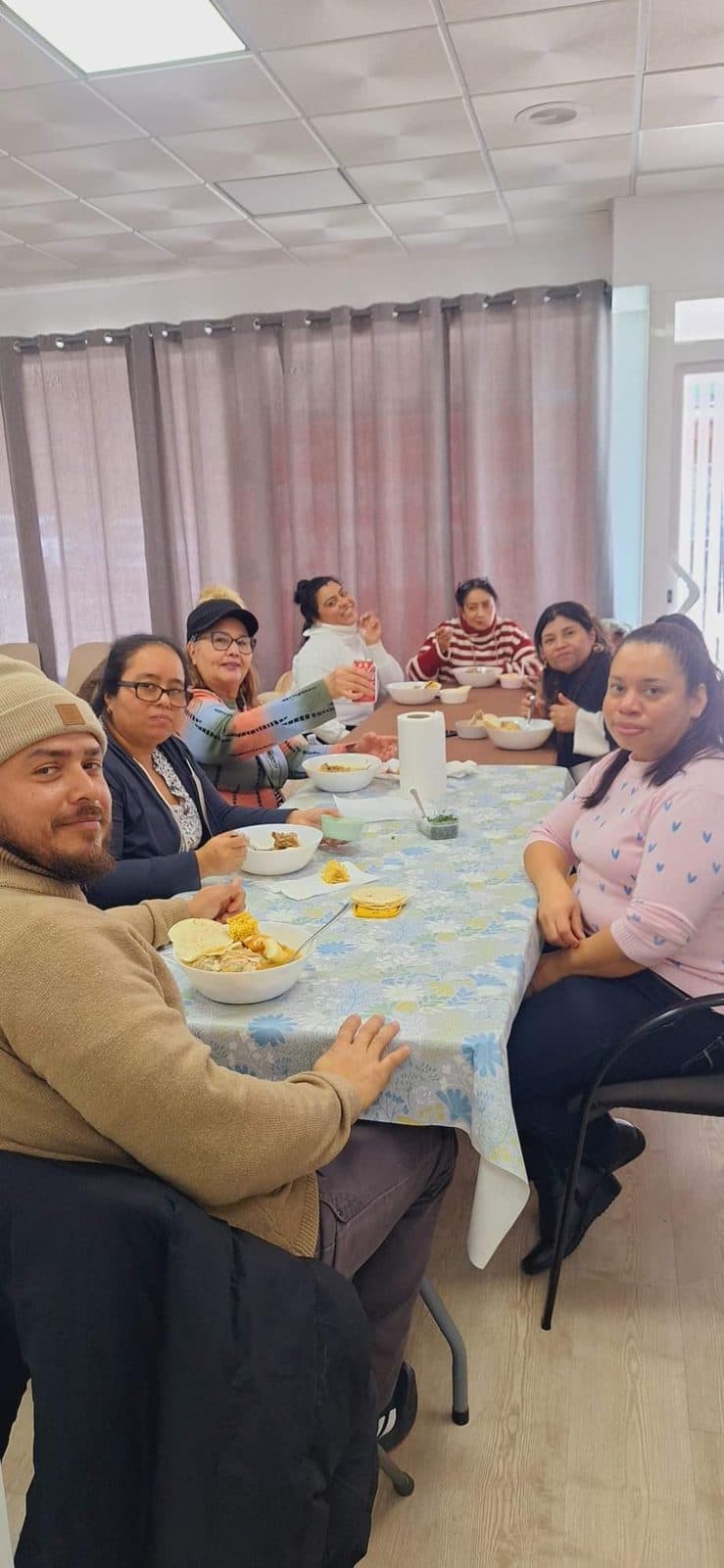 Una comida compartida en el local de la iglesia de Toledo