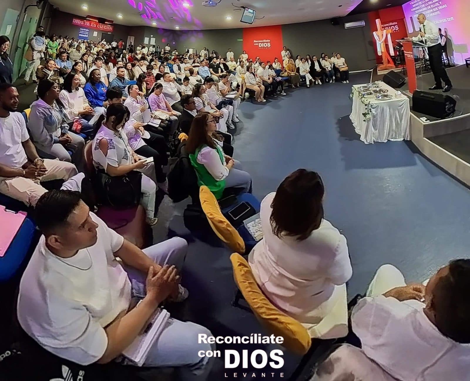 La congregación durante un culto en la iglesia de Valencia